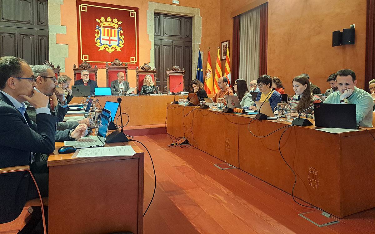 La CUP queda sola defensant estudiar municipalitzar serveis a mesura que vencin contractes