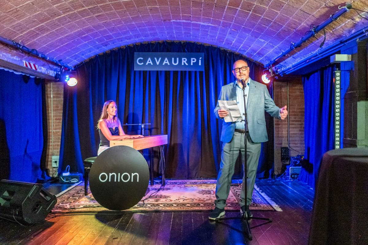 La pianista i compositora Laura Andrés, i el president de la Xarxa Onion, Arnau Bonada - J. PELÁEZ