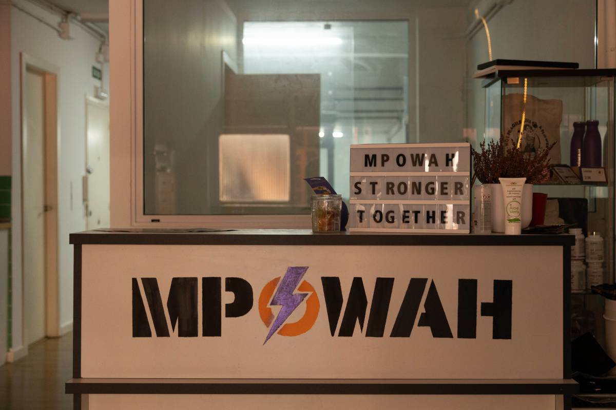 L'entrada del gimnàs no-mixt MPowah - Miquel Homs