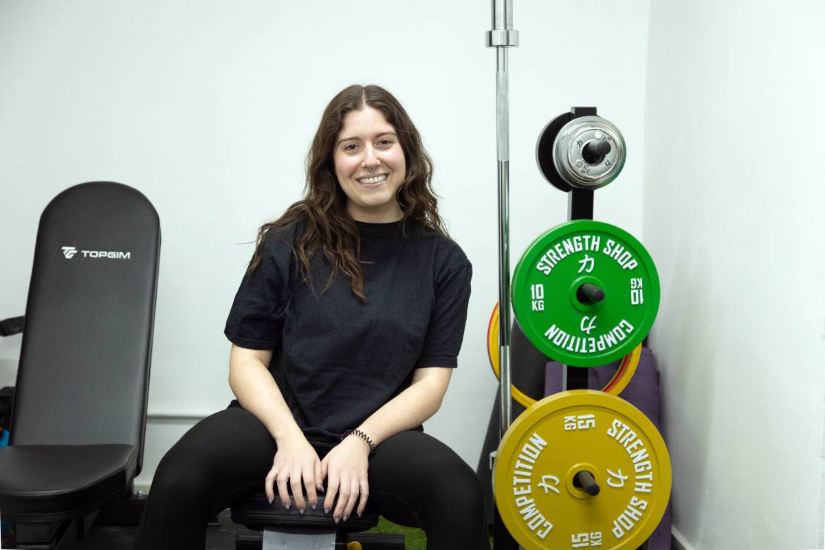 Maria, alumna, asseguda a una de les màquines del gimnàs MPowah