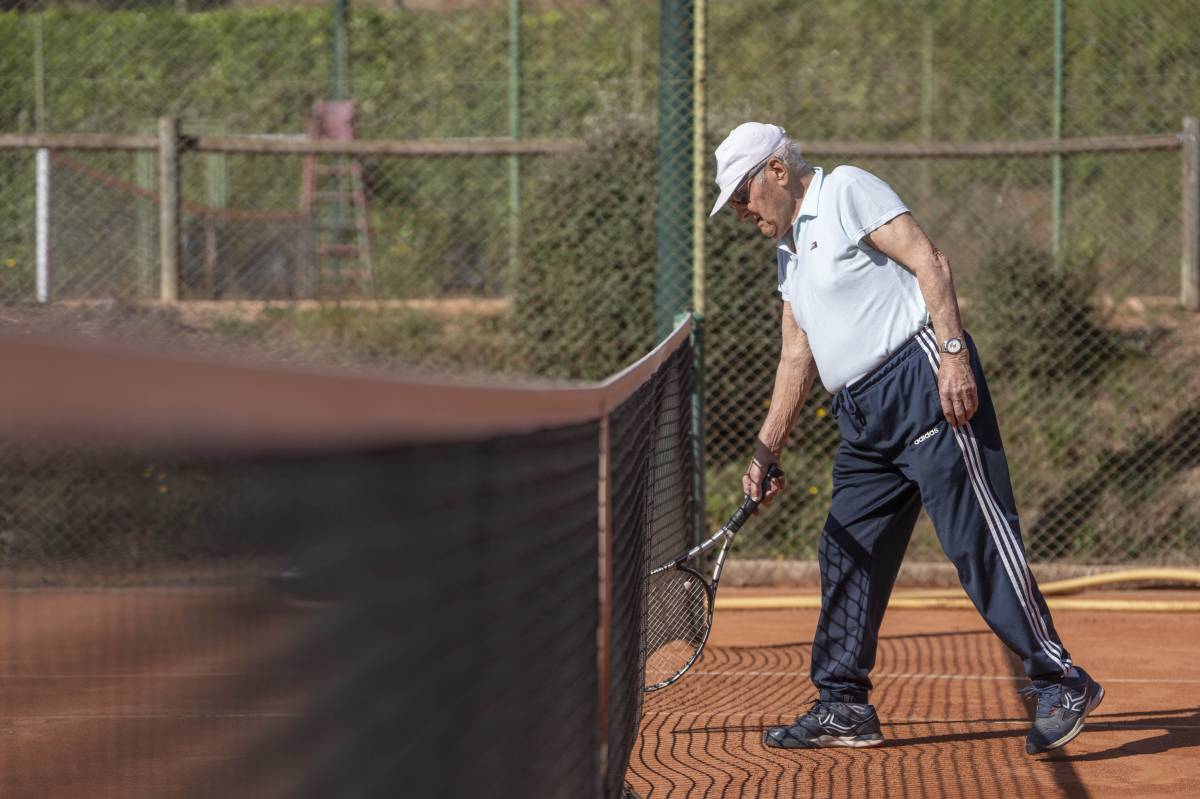 Martí Cortada juga a tennis, petanca i golf amb 96 anys  - Nebridi Aróztegui 