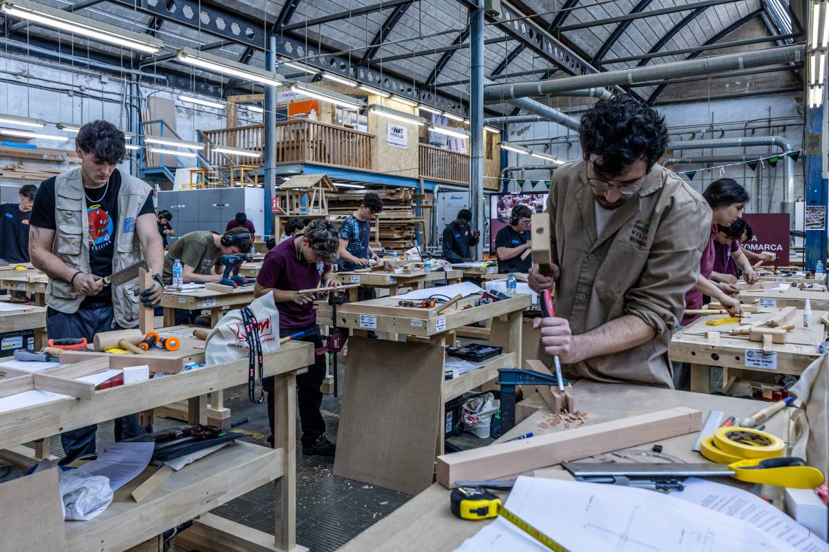 FOTOS | Formació professional, talent i moltes serradures: l'Escola Industrial acull la competició catalana d'estudiants de fusta