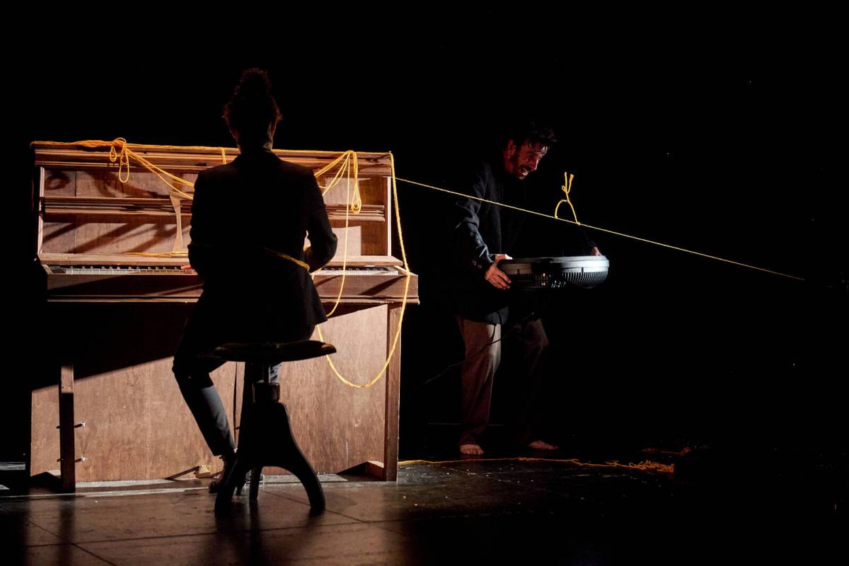 Imatge de la representació de teatre d'objectes de Rauxa Cia. - Dandy Manchot