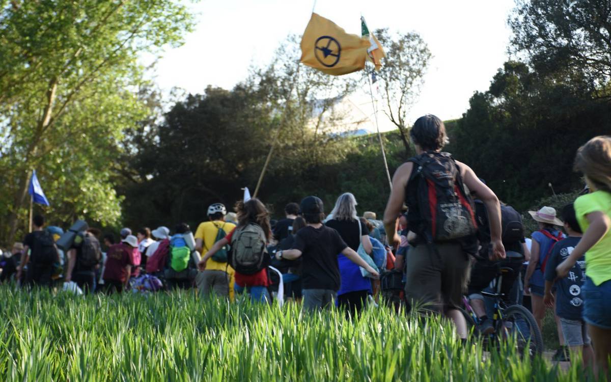 Centenars de persones acampen a prop d`ICL per protestar contra l`empresa