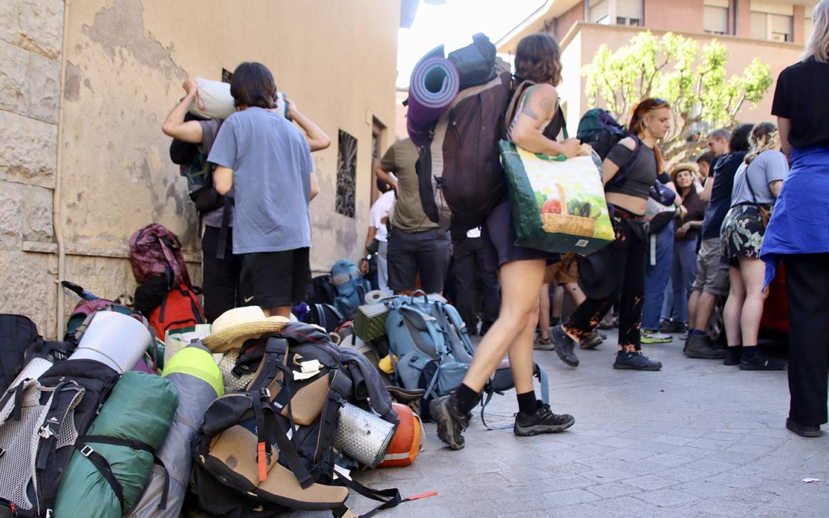 Molts dels participants a la cercavila reivindicativa portaven motxilles i sacs de dormir per passar la nit a la zona d`acampada