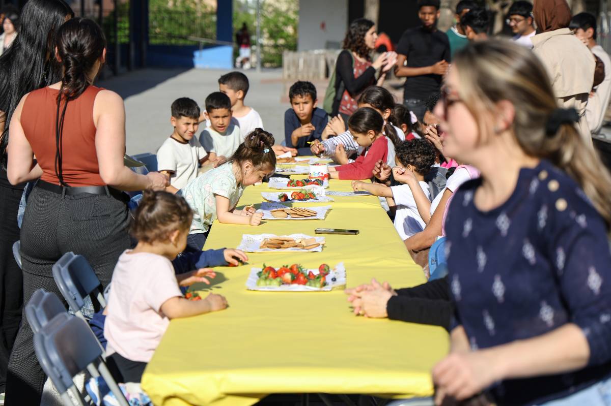 Els veïns de Les Termes celebrant la publicació d`A foc lent