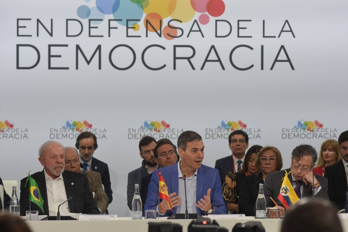 Sánchez crida els líders progressistes a actuar: «El risc és que la democràcia es buidi des de dins»