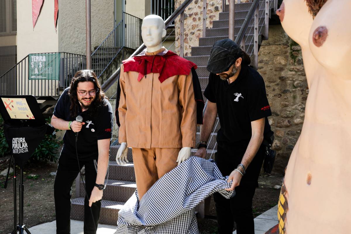 La Pàjara presenta els seus nous vestits per a la colla