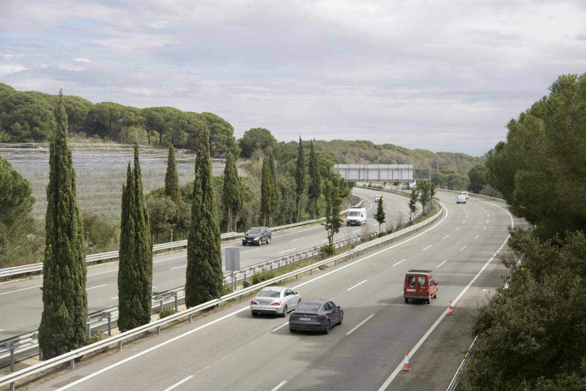 Mor un motorista en una sortida de via la C-32 a Palafolls, al Maresme