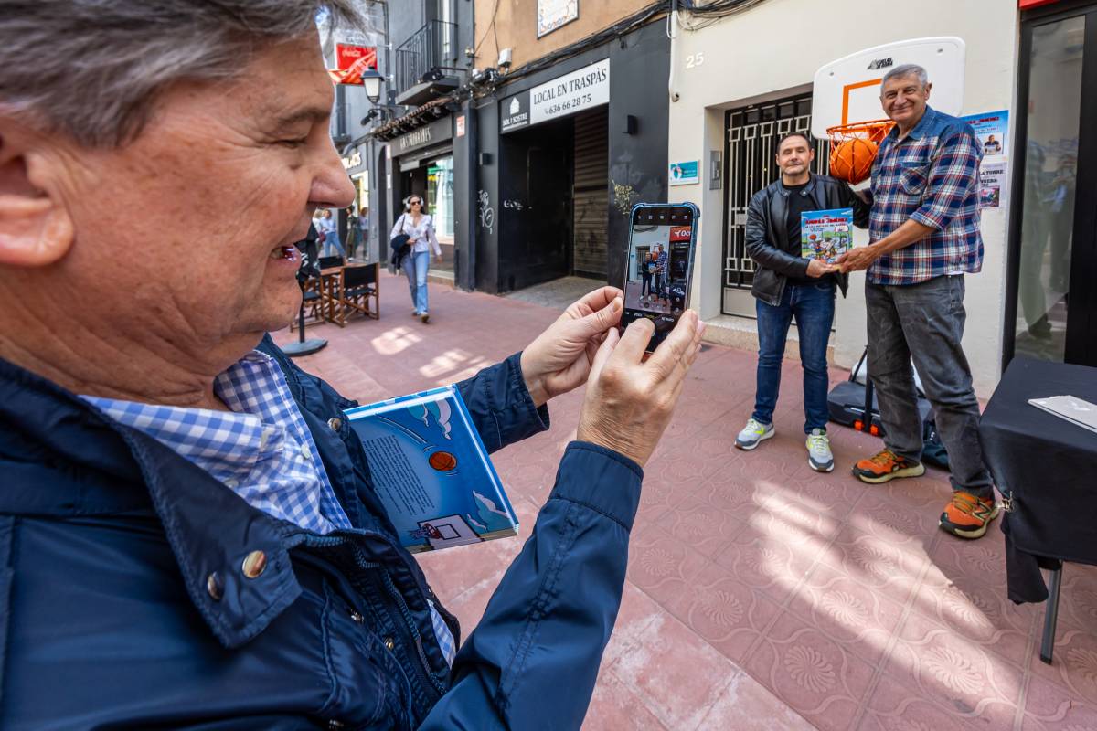 Andrés Jiménez 'Jimix' fent-se fotografies amb els seus seguidors - JUANMA PELAÉZ