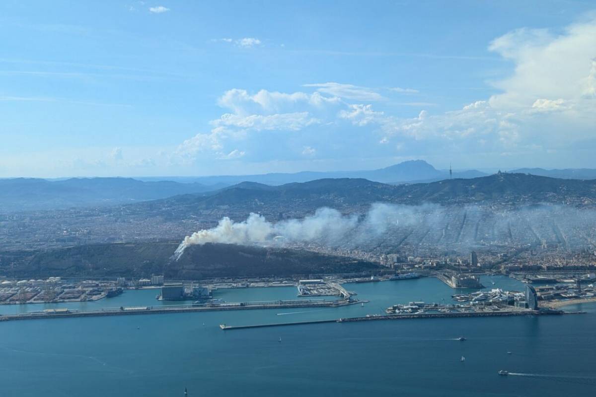 Un incendi obliga a desallotjar el Castell de Montjuïc