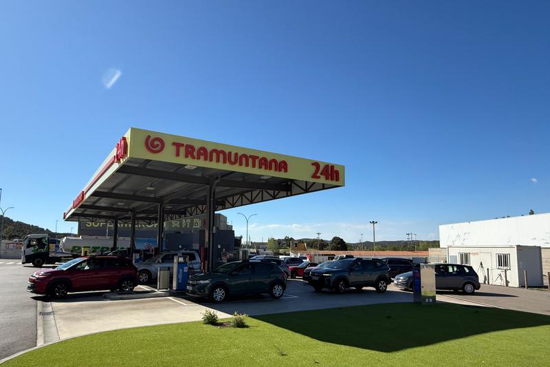 La Jonquera s'omple de francesos que baixen a aprofitar la rebaixa de l'IVA dels carburants