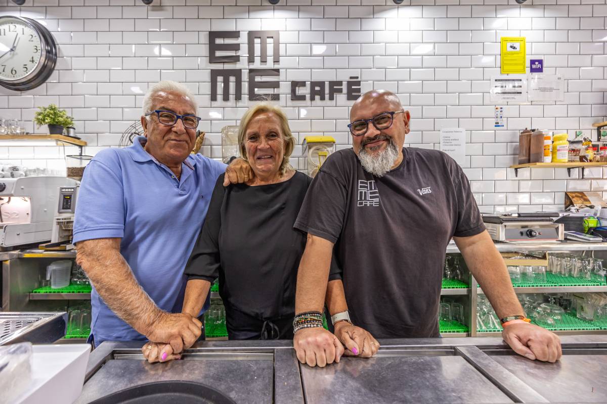 Joaquin Montoya, Dulce Gaona i Joaquim Montoya a la Gelateria Ca n'Oriac, negoci fundat el 1976 - JUANMA PELÁEZ