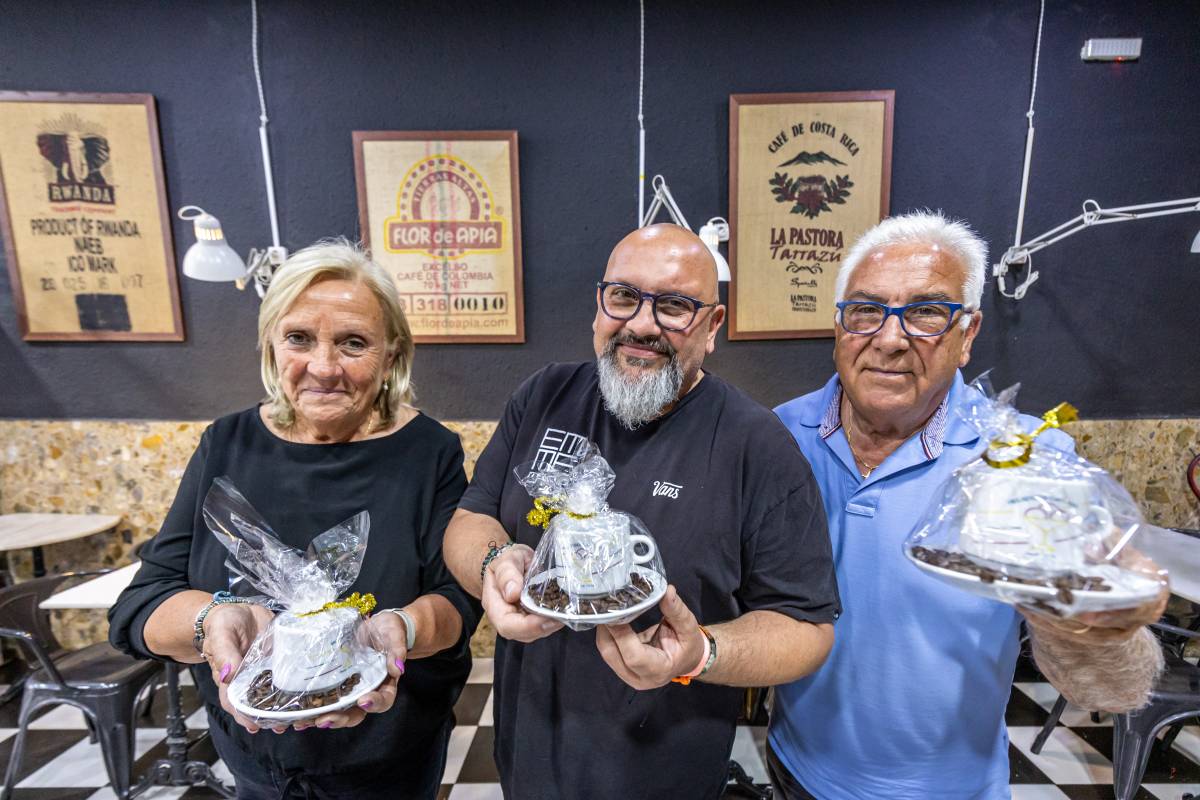 Joaquin Montoya, Dulce Gaona i Joaquim Montoya a la Gelateria Ca n'Oriac, negoci fundat el 1976 - JUANMA PELÁEZ