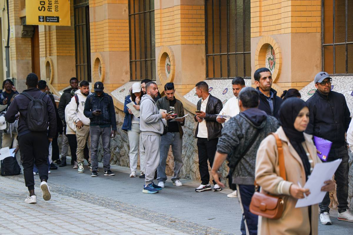 Cues al carrer de la Indústria pels tràmits de regularització