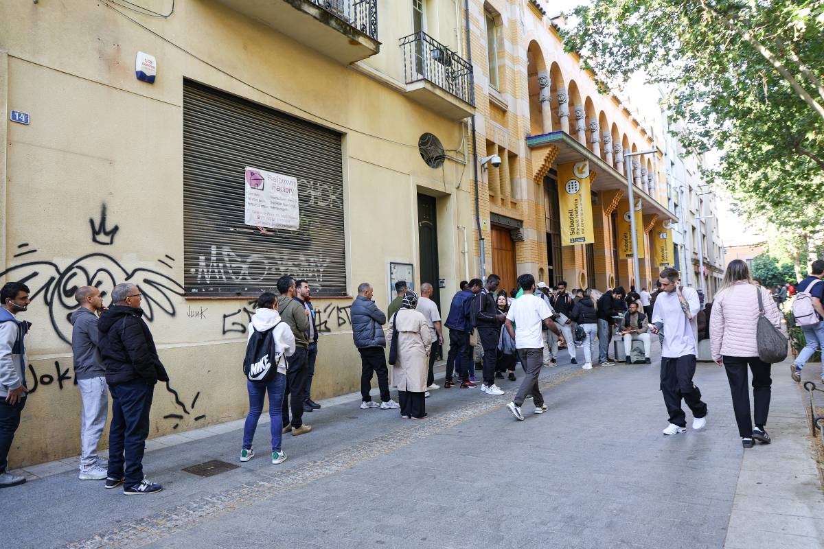 Cues al carrer de la Indústria pels tràmits de regularització