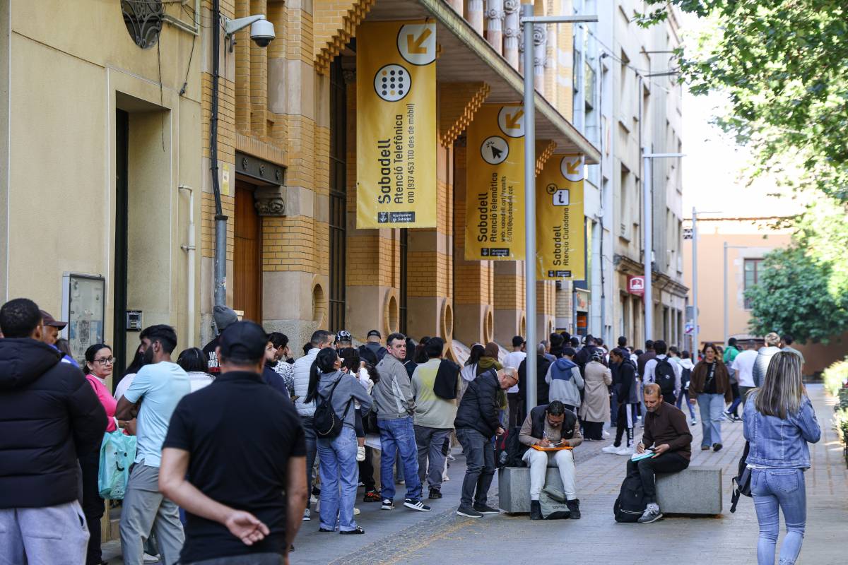 Cues al carrer de la Indústria pels tràmits de regularització