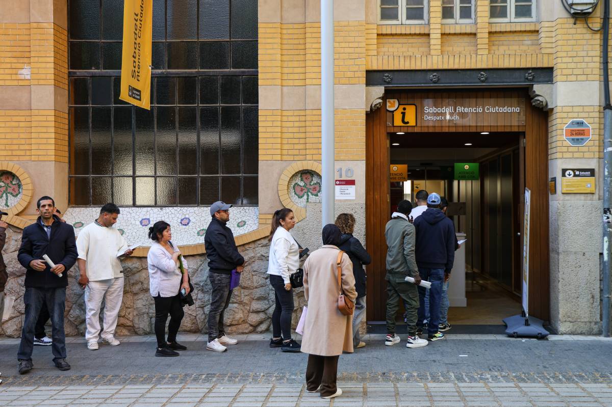 Cues al carrer de la Indústria pels tràmits de regularització