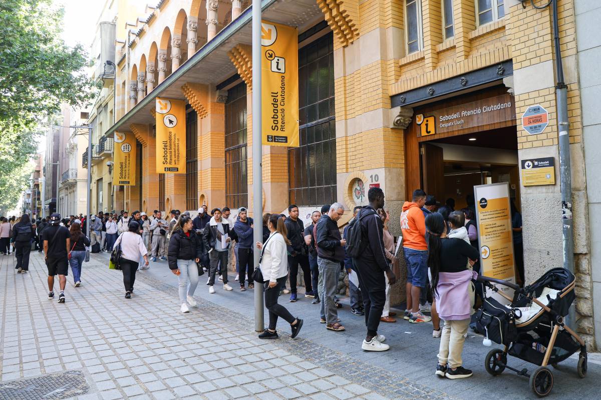 Cues al carrer de la Indústria pels tràmits de regularització