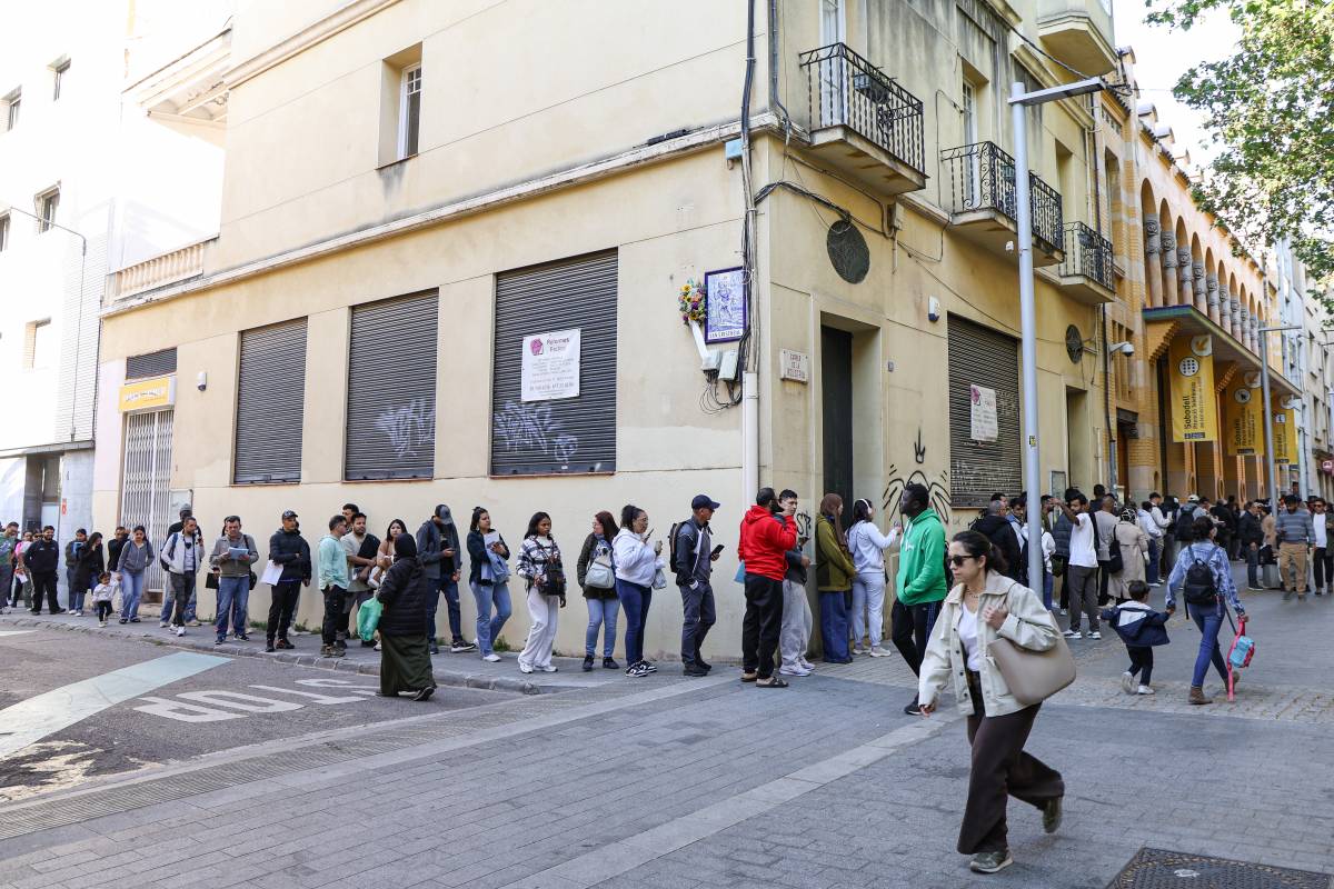 FOTOS | Llargues cues a l'oficina d'atenció ciutadana pels tràmits de regularització de migrants
