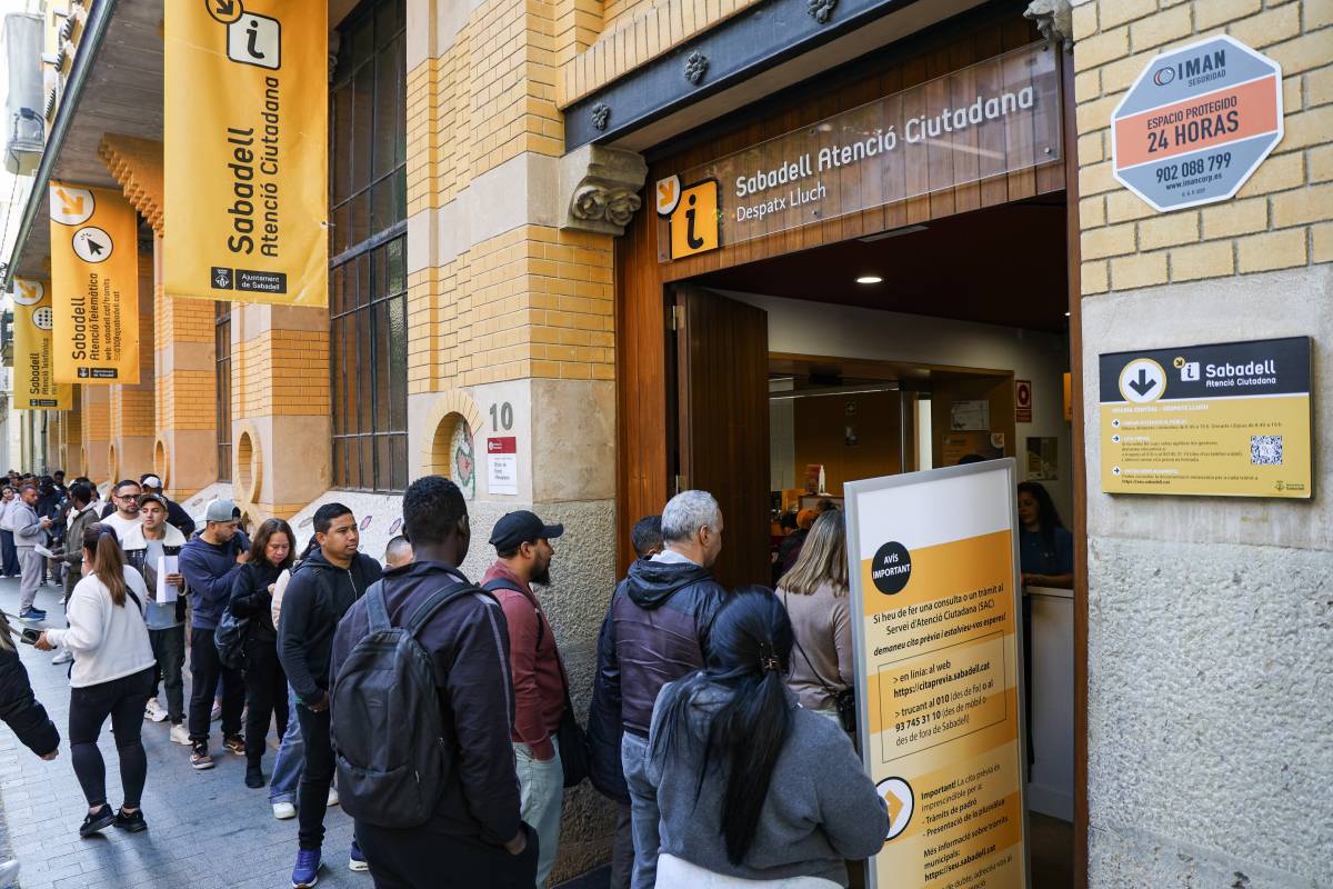 Cues al carrer de la Indústria pels tràmits de regularització