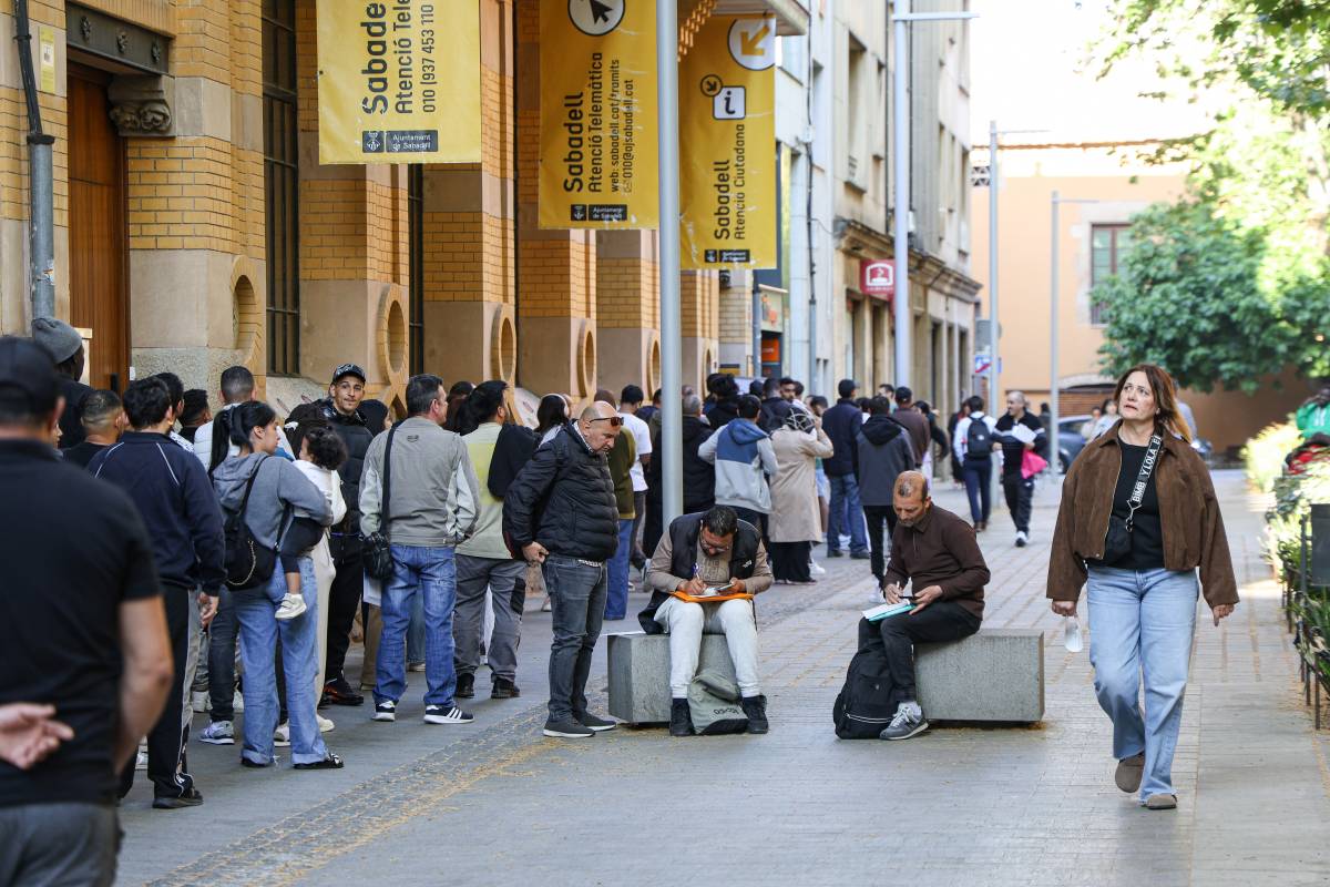 Cues al carrer de la Indústria pels tràmits de regularització