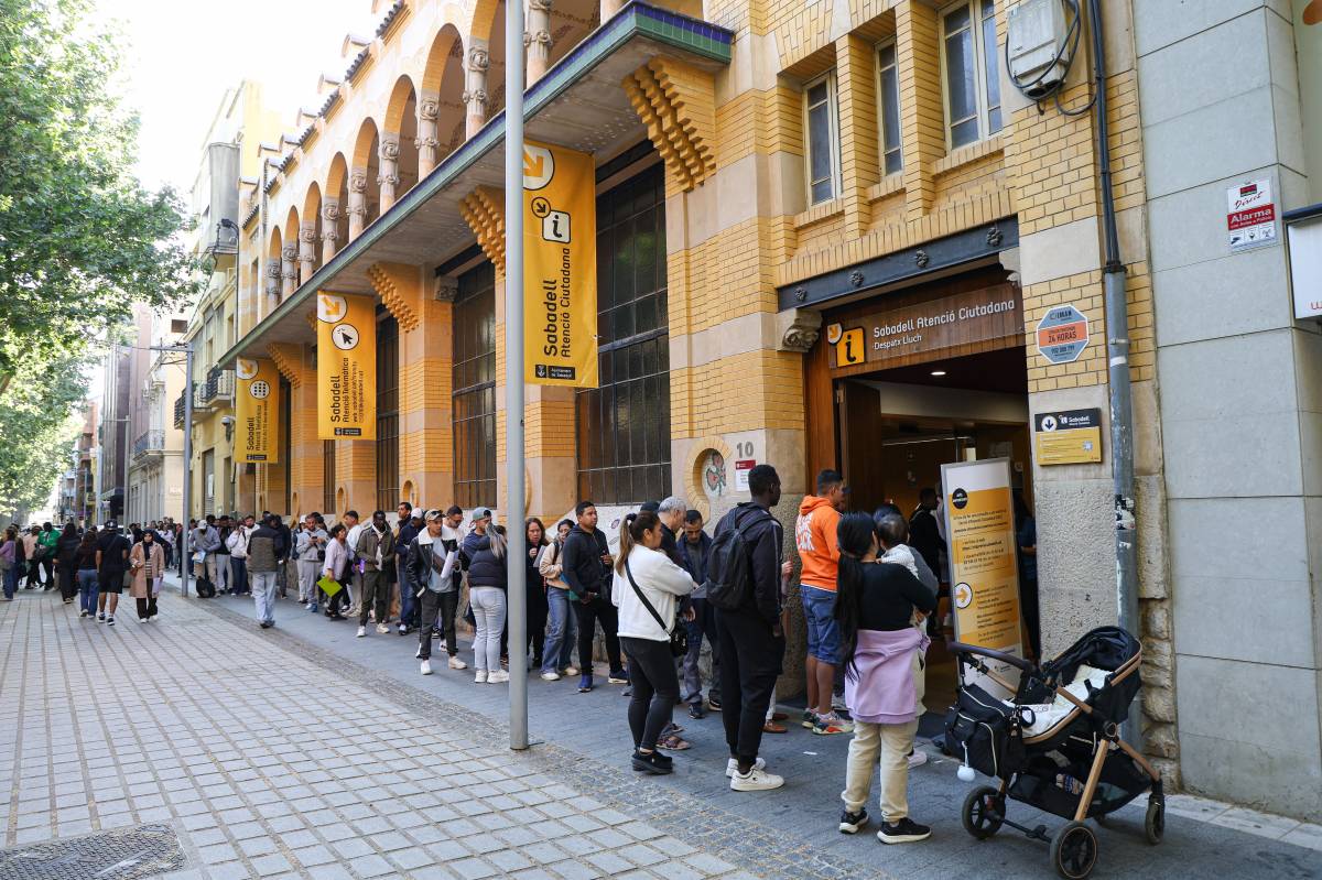Cues al carrer de la Indústria pels tràmits de regularització