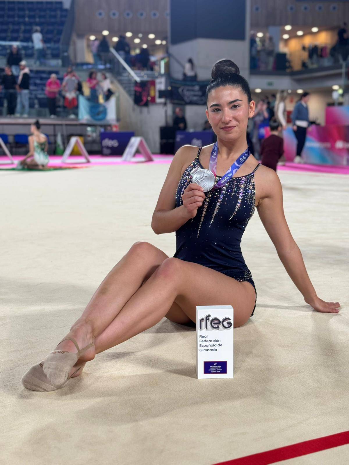 La gimnasta de l`Espiral, amb la medalla de plata