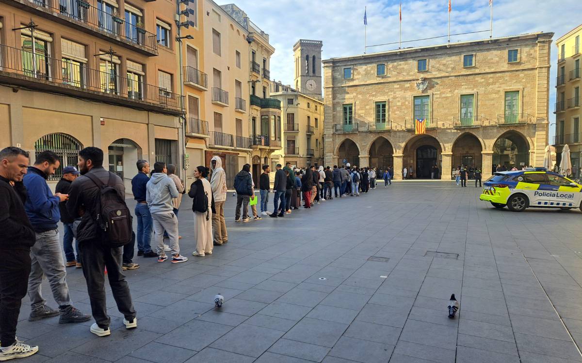 Cues des de la matinada a Manresa pel procés extraordinari de regularització d'estrangers