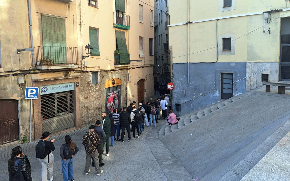 La cua a l`OAC ha arribat al carrer Cap del Rec i la plaça del Carme