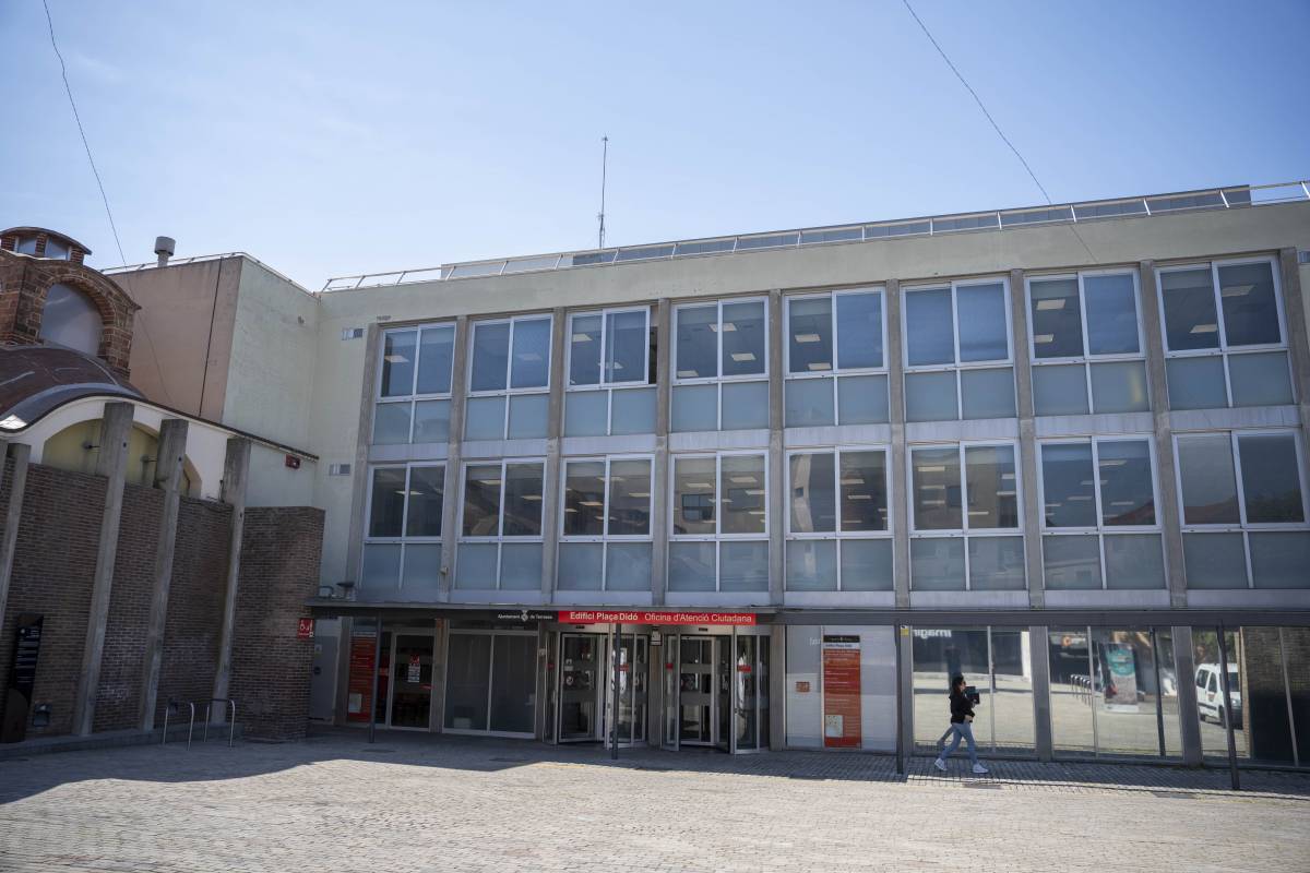 Primer dia per a la regularització d'immigrants a Terrassa: sense cues, però amb interrogants