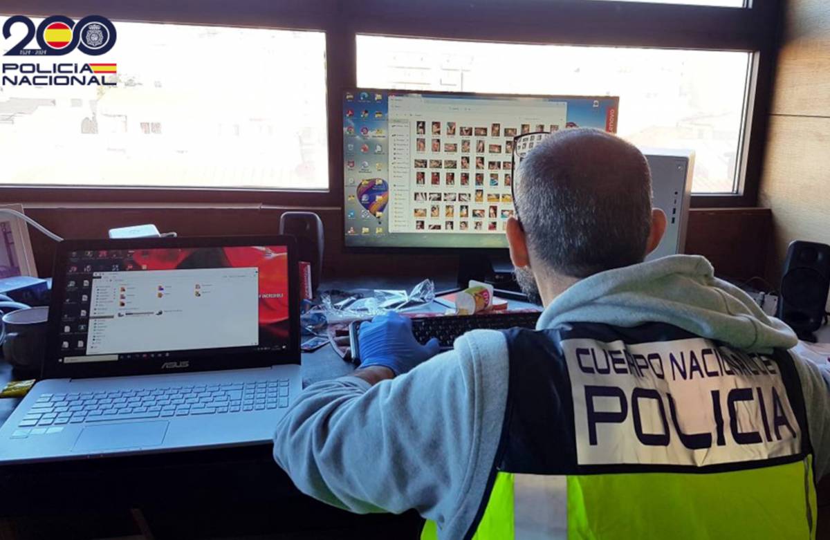 Detenen a Santa Coloma de Gramenet un professor de primària amb més de 100.000 arxius pedòfils