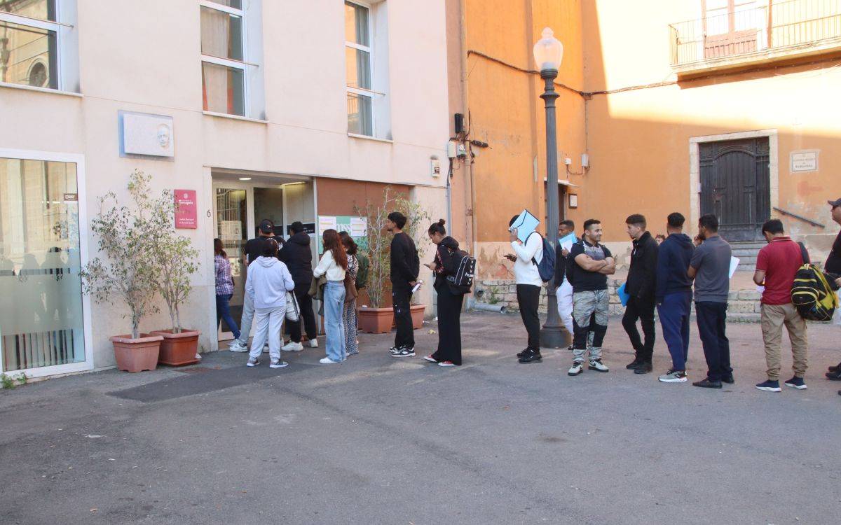 Cues a les oficines de serveis socials de Tarragona per tramitar certificats per a la regularització de migrants