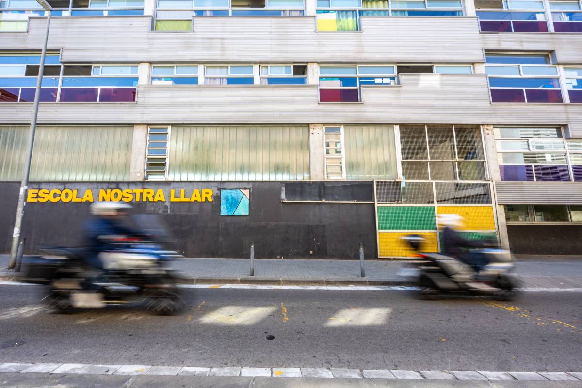 La façana de l`escola Nostra Llar, al carrer de Calderón i a tocar de la Ronda de Ponent