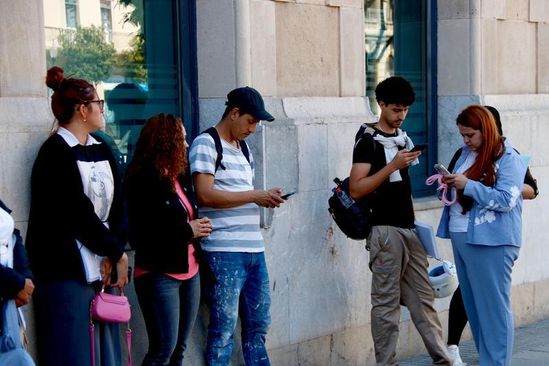 El Govern crearà 50.000 noves places de català per entomar la regularització de Sánchez