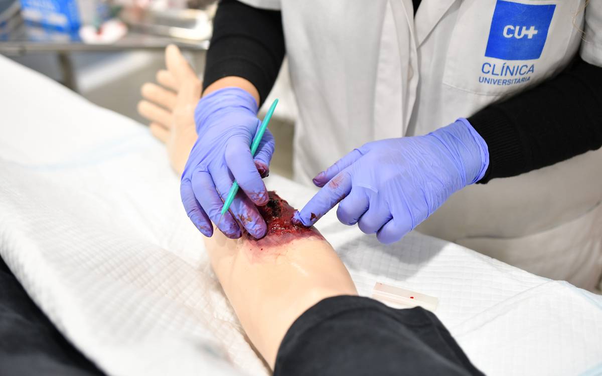 UManresa publica un manual amb 43 tècniques per recrear lesions en simulació clínica