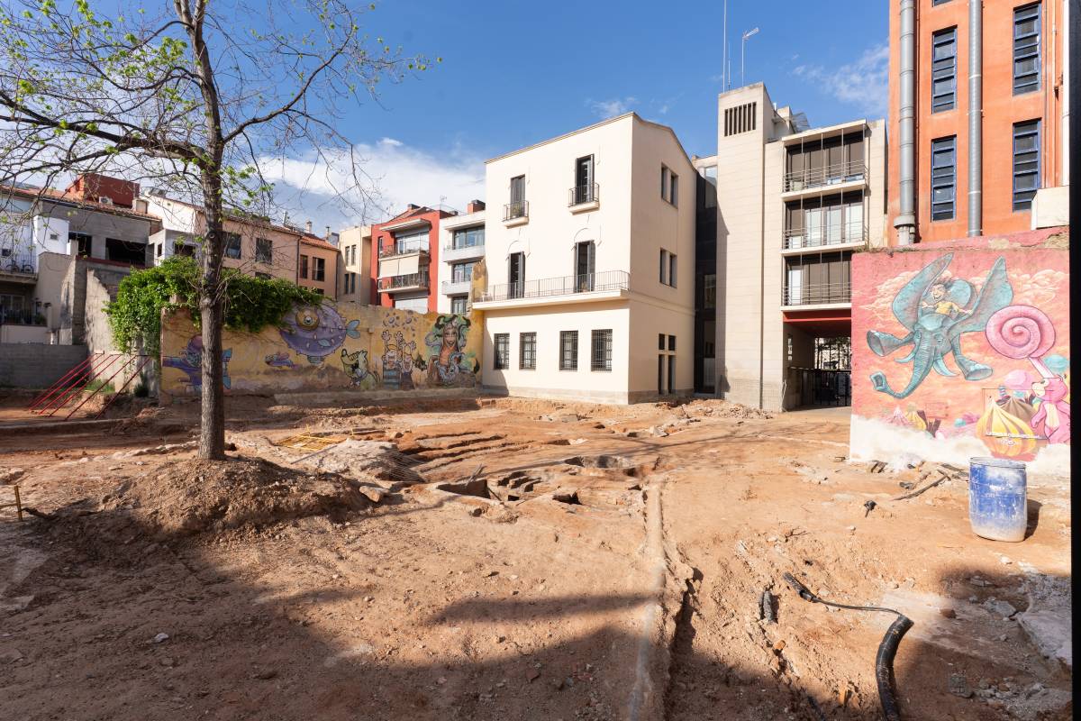 Apareixen restes arqueològiques durant la reforma de la plaça de Fidela Renom