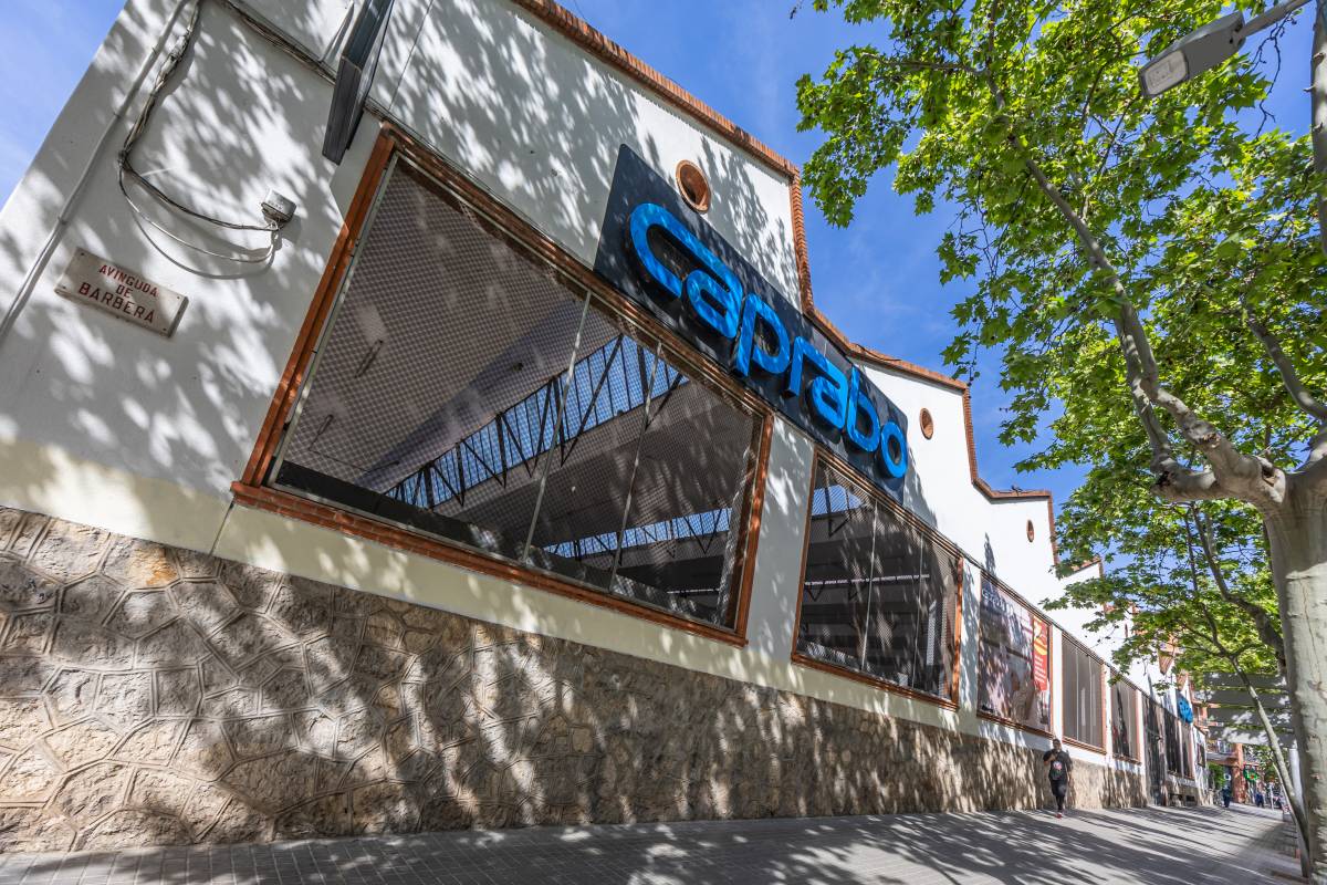 La teulada, en forma de serra, característica de l`època