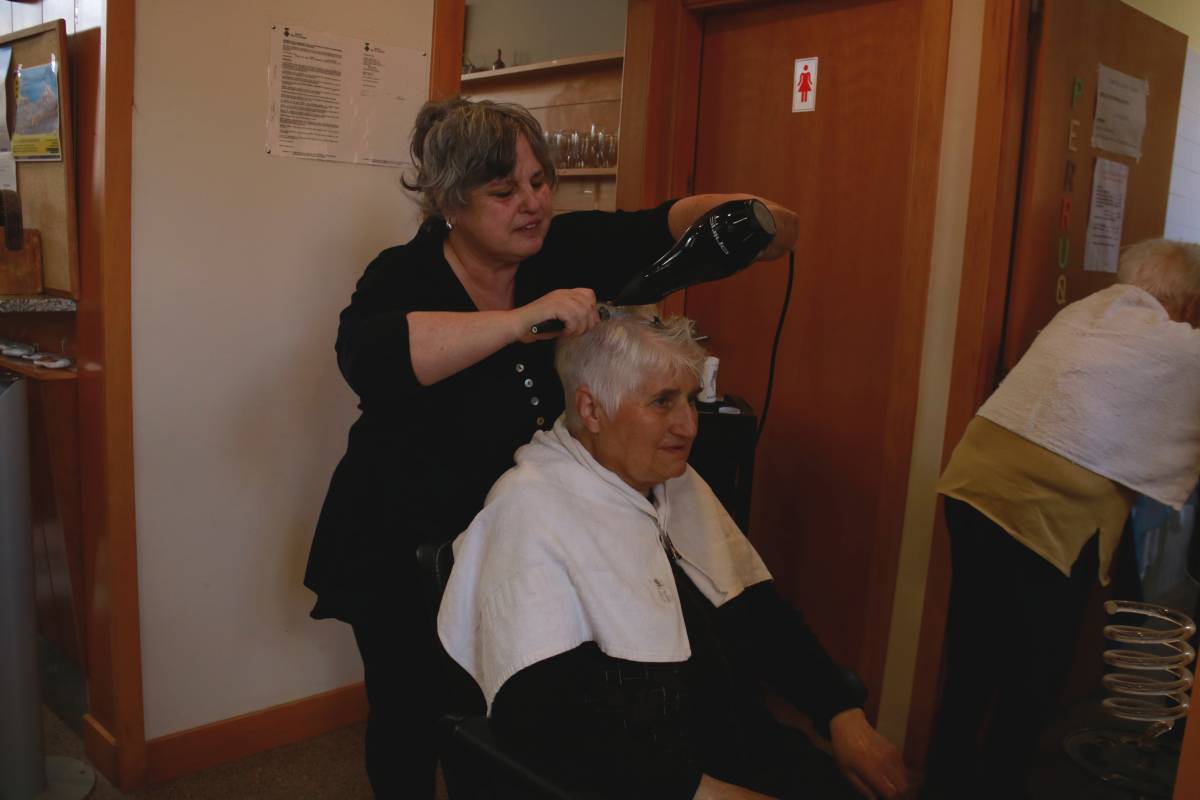 Prova pilot contra la soledat al Ripollès: acompanyen gent gran a la perruqueria o a la farmàcia
