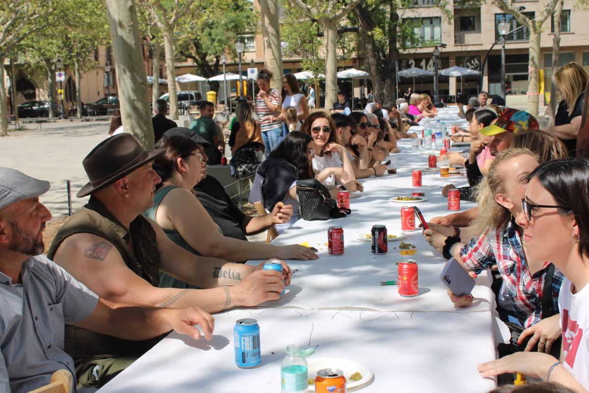 Mig centenar de persones al dinar a la Plaça del Camp - Ramon Estany 