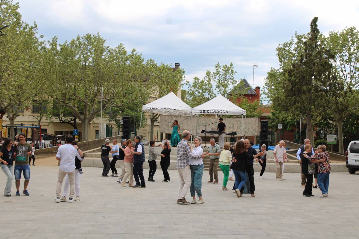 El bon temps va acompanyar la tarda de ball malgrat les nuvolades  - Ramon Estany 