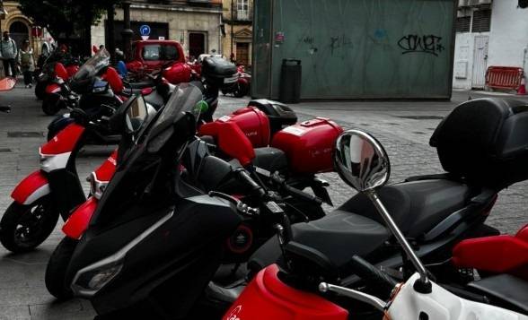 Barcelona comença a multar les motos mal aparcades a diversos barris