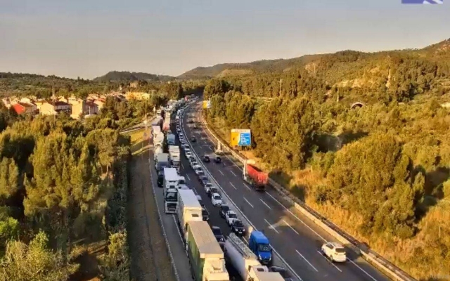 Un accident entre un camió i una furgoneta talla l'AP-7 al Baix Penedès: hi ha cues quilomètriques