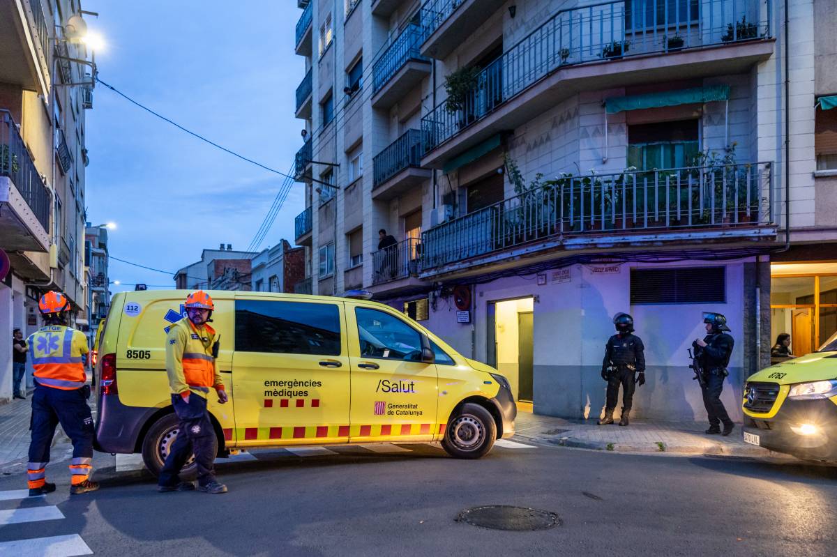 FOTOS | Un jove s'atrinxera al balcó i obliga a desplegar un ampli dispositiu a Sabadell