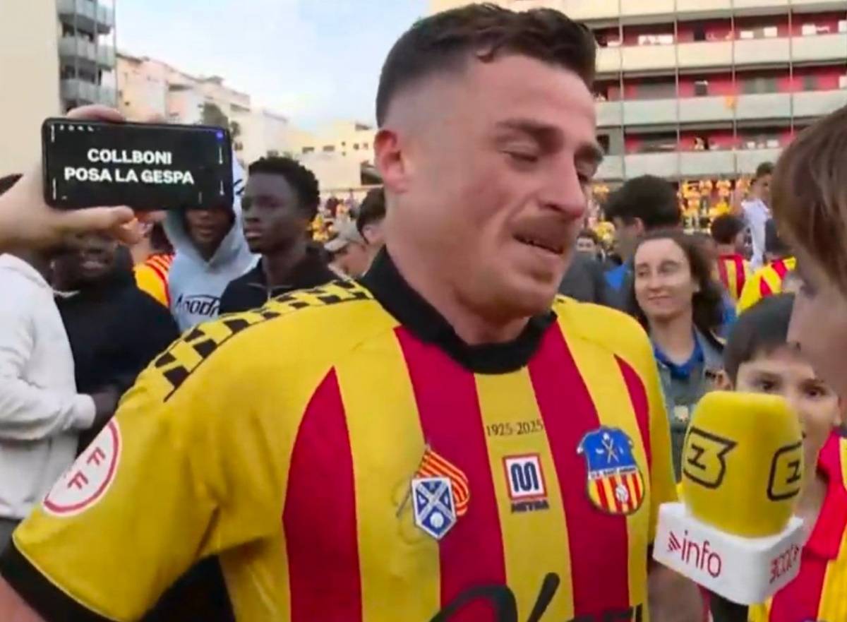 Un aficionat mostra a la càmera un missatge dirigit a Collboni, mentre Max Marcet parla en la celebració de l`ascens