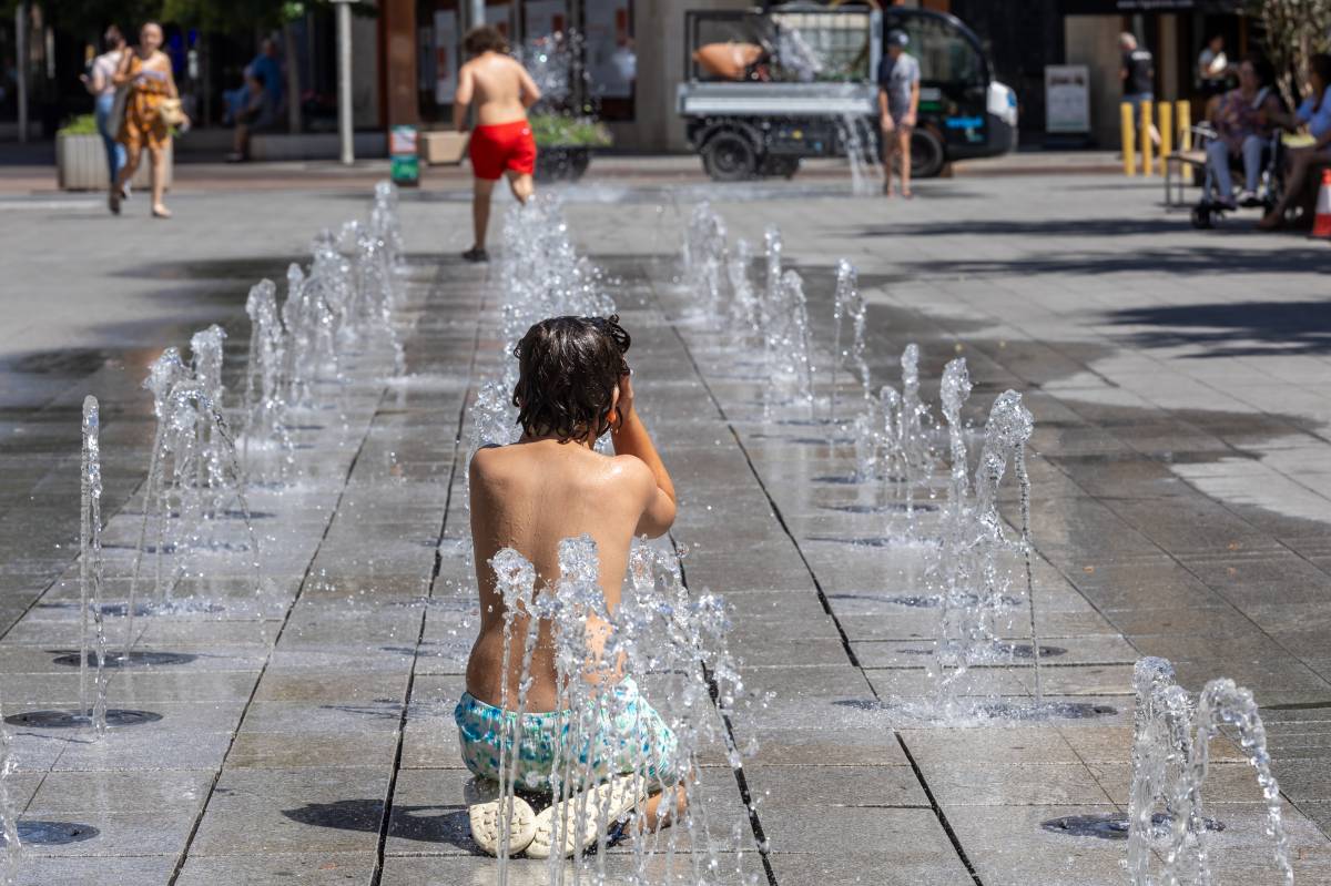 Barcelona estrena un nou parc al barri de Sant Antoni per combatre la calor