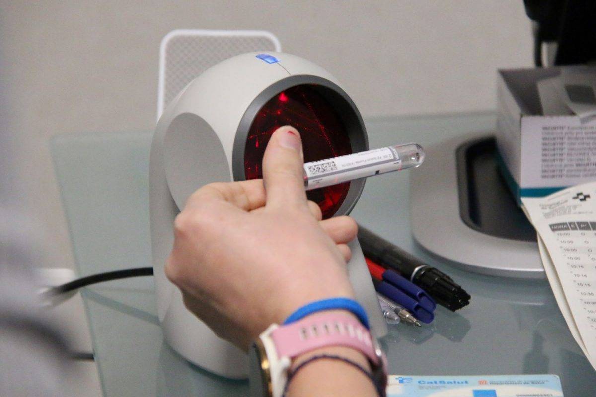 El sistema pioner del Taulí per evitar errades com les identificacions incorrectes quan es treu sang: 