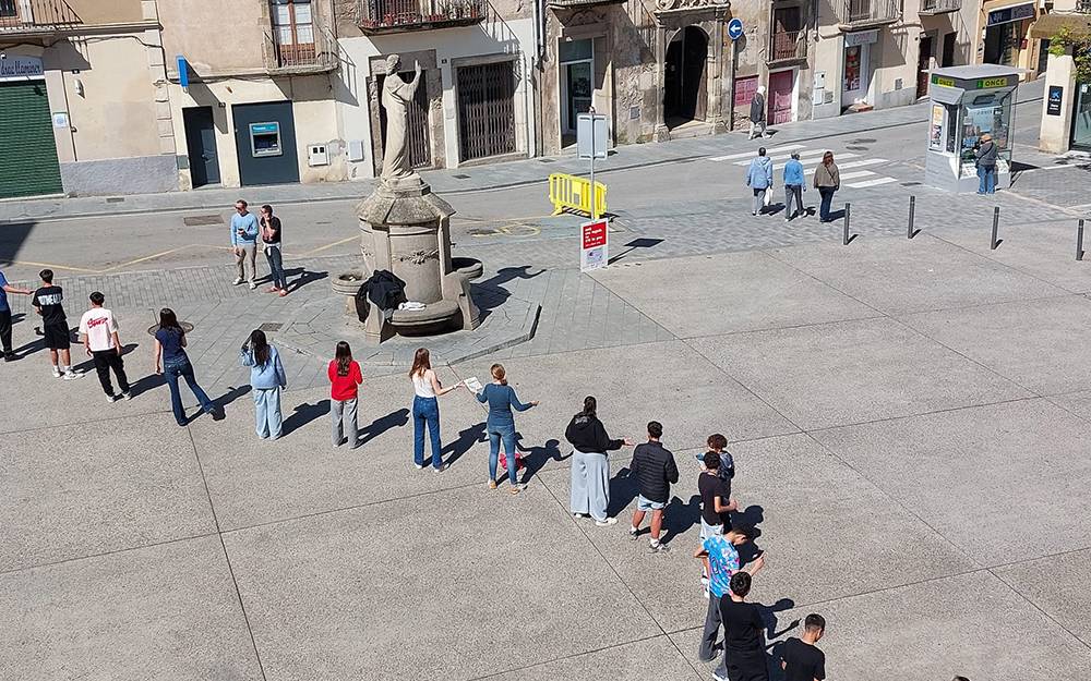Alumnes de les escoles de Centelles fan una cadena humana per traslladar llibres a la nova biblioteca