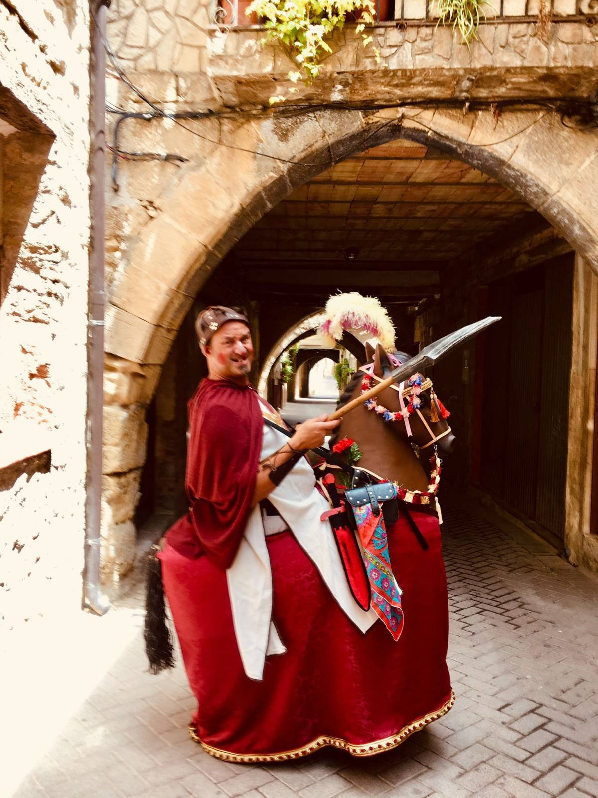 El cavaller de la lectura vol amagar llibres i roses: "Sant Jordi no ha pogut venir i hi soc jo!"