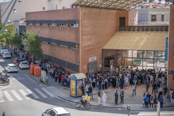 Llargues cues pel procés de regularització a Terrassa: “M’agradaria revalidar els meus títols i continuar estudiant”